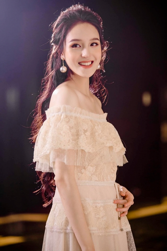 Á hậu Hoàng Anh khéo léo cho vòng hai to bất thường.