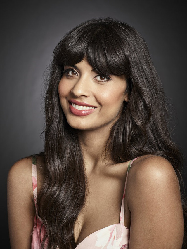 Jameela Jamil từng chế giễu vẻ ngoài của Nữ hoàng Anh