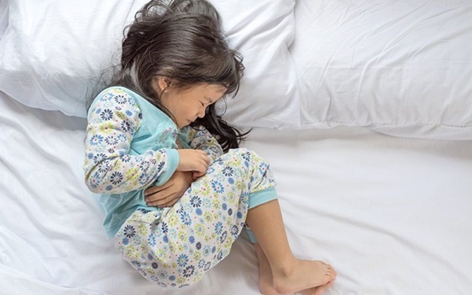 Khi con kêu đau bụng đừng vội vàng bỏ qua