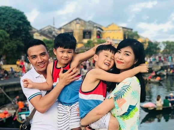 Nguyễn Hoàng Linh đang hạnh phúc bên chồng thứ hai và hai con.    
