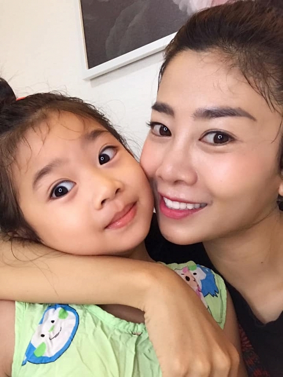 Diễn viên Mai Phương selfie nhí nhảnh cùng con gái. Thời gian gần đây, Mai Phương vẫn đang chữa bệnh ung thư phổi nhưng cô dành nhiều thời gian ở bên con hơn.