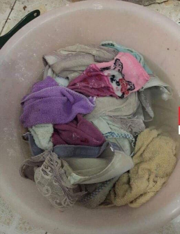 Chậu quần áo ngâm nhiều ngày không giặt.