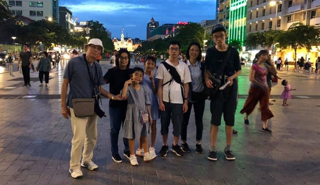 Cụ Oki Toshiyuki chụp ảnh cùng gia đình ở phố đi bộ. Ảnh: NVCC