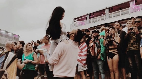 Petey Majik Nguyễn bất ngờ cầu hôn bạn gái ở nơi công cộng.    