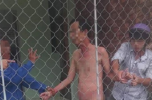 Người đàn ông bị bắt giữ trong tình trạng không mảnh vải che thân. (Ảnh: Cộng đồng Long An)