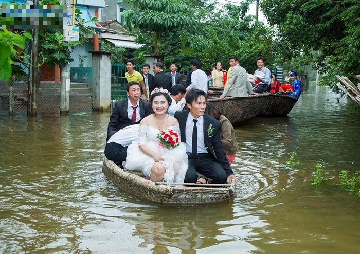 Đám rước dâu bằng thuyền ngày mưa ngập.