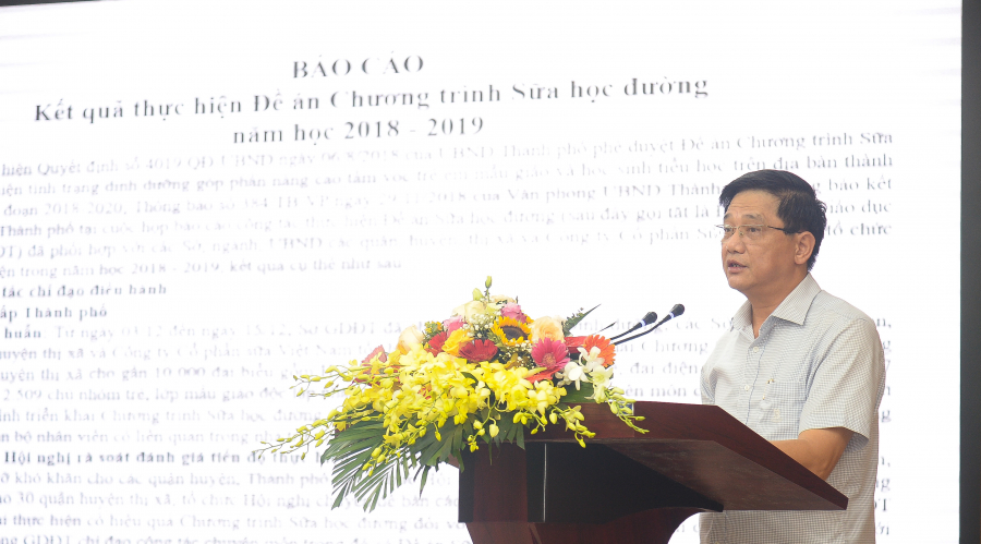 Ông Phạm Xuân Tiến, Phó Giám đốc Sở Giáo Dục và Đào Tạo Hà Nội báo cáo kết quả thực hiện chương trình Sữa học đường Hà Nội năm học 2018-2019