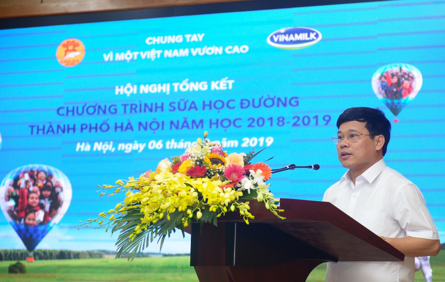 Ông Ngô Văn Quý, Phó Chủ tịch UBND Thành phố Hà Nội tuyên dương các đơn vị có thành tích xuất sắc trong việc triển khai và thực hiện chương trình Sữa học đường năm học 2018-2019