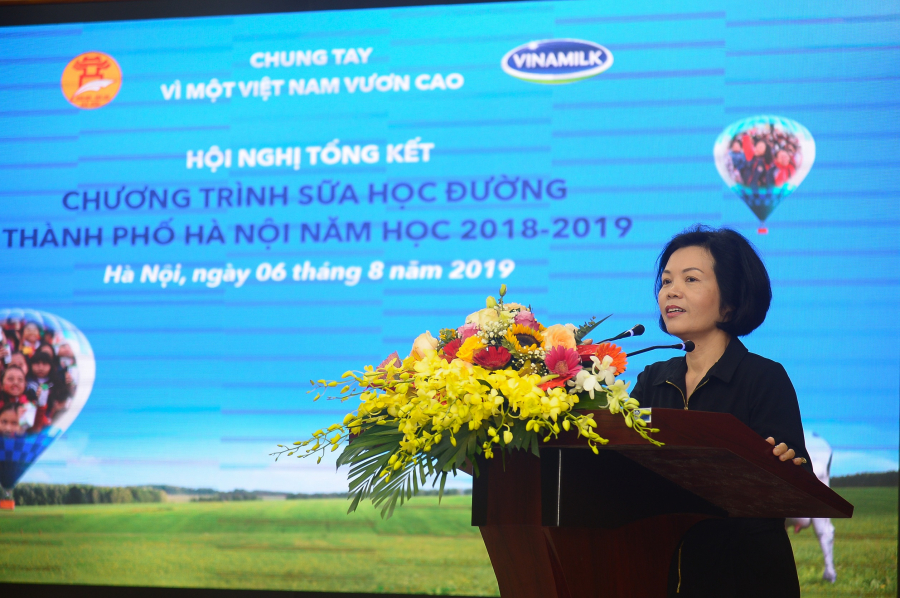 Bà Bùi Thị Hương, Giám đốc Điều hành Nhân sự, Hành chính và Đối ngoại Công ty Vinamilk phát biểu cảm ơn và cam kết tiếp tục sứ mệnh mang đến cho trẻ em nguồn sữa tươi dinh dưỡng tốt nhất
