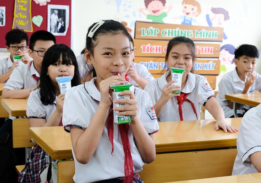 Sau 12 năm tiên phong thực hiện chương trình Sữa học đường, Vinamilk đã hỗ trợ hơn 300 tỷ đồng với hơn 175 triệu hộp sữa cho hơn 3 triệu trẻ em học sinh mầm non, tiểu học
