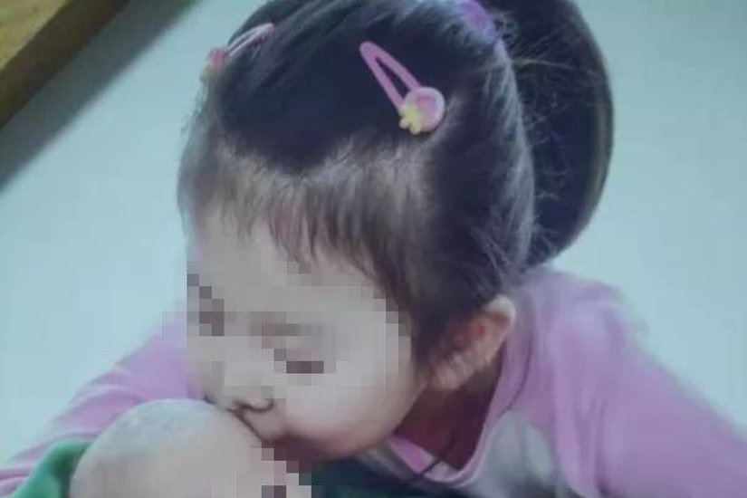 Bé gái 7 tuổi bị mẹ đánh tử vong. Ảnh: Qliu