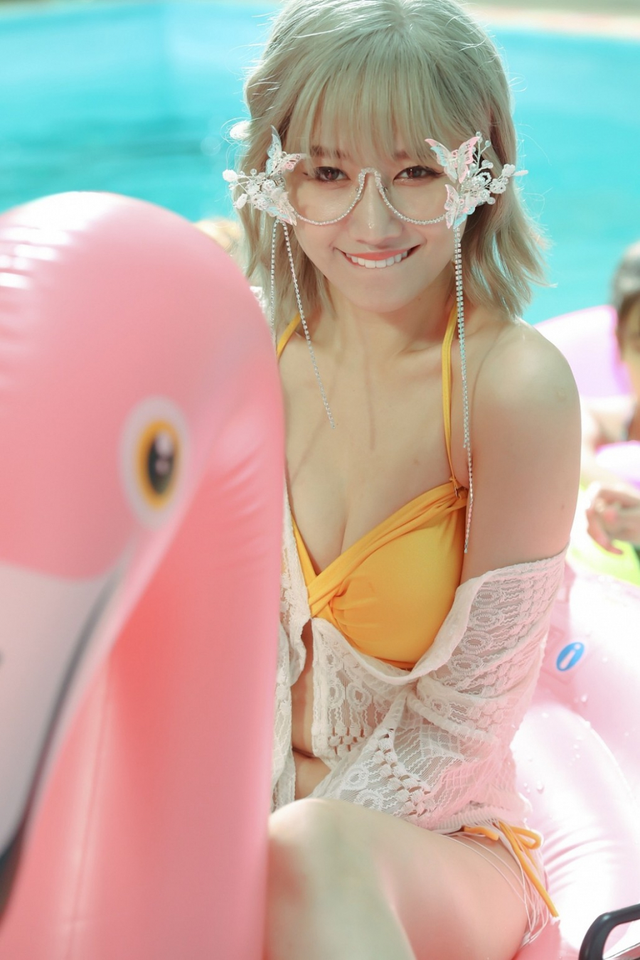 Hari Won khác lạ với mái tóc bạch kim, mặc trang phục sexy gợi cảm khoe đường cong bên bể bơi.    