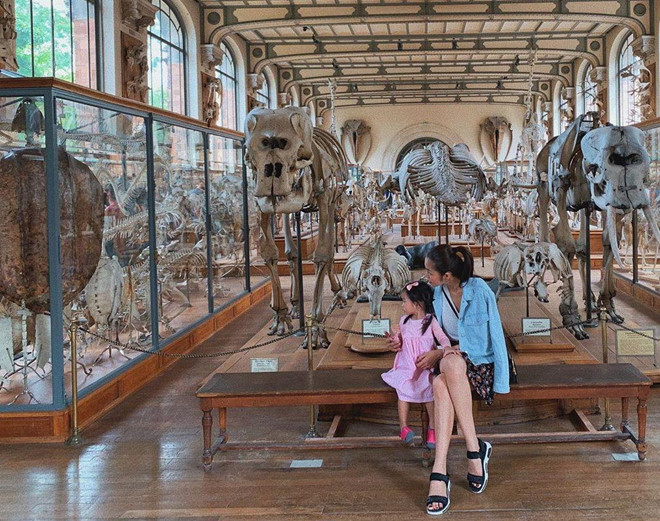 Hình ảnh Tăng Thanh Hà cùng con gái Chloe khi thăm bảo tàng ở Pháp.