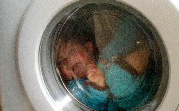 Bé 3 tuổi mắc kẹt trong máy giặt