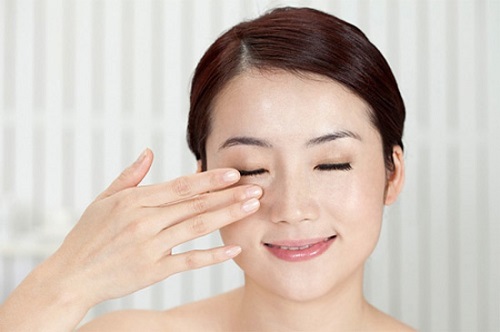 massage-mat-dung-cach-de-co-doi-mat-dep1