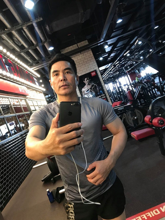 Mới đây trên trang cá nhân, nam diễn viên Trung Dũng vừa chia sẻ hình ảnh đi tập gym kèm theo dòng chia sẻ vô cùng hài hước: 