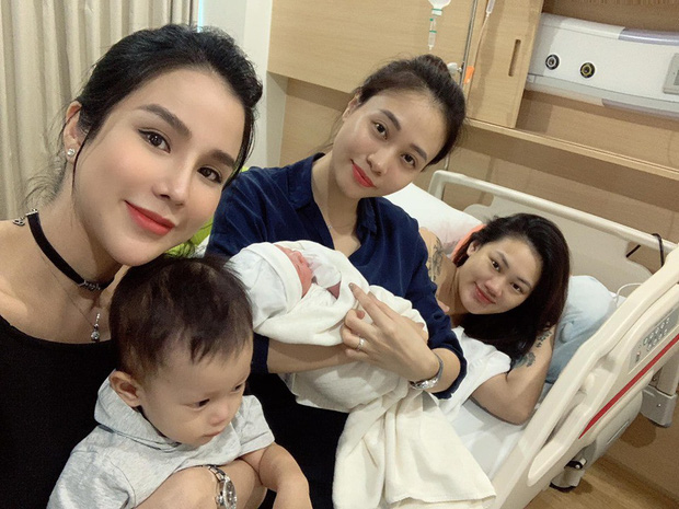 Trong khi stylist Pông Chuẩn vừa hạ sinh em bé thứ hai, Diệp Lâm Anh đang mang bầu em bé khi con gái đầu lòng chưa được 1 tuổi người đẹp nhà Cường Đô La vẫn vô cùng hào hứng chia sẻ: 