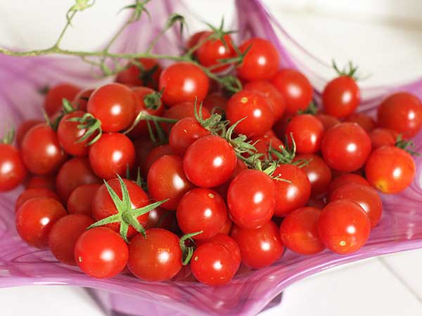 Cà chua không nên ăn sống dễ ngộ độc thuốc trừ sâu