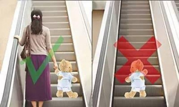 Không cho trẻ dưới 2 tuổi đi thang cuốn một mình không có người lớn đi cùng