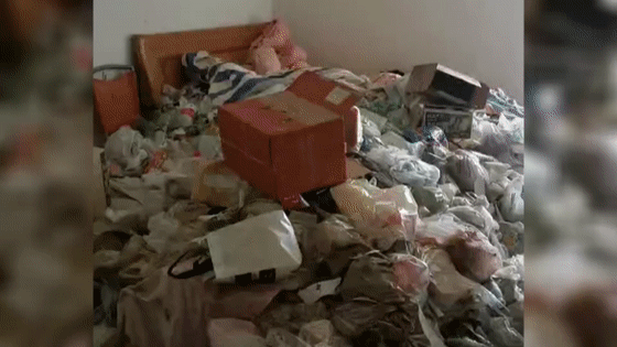 Toàn bộ căn phòng ngập trong rác.
