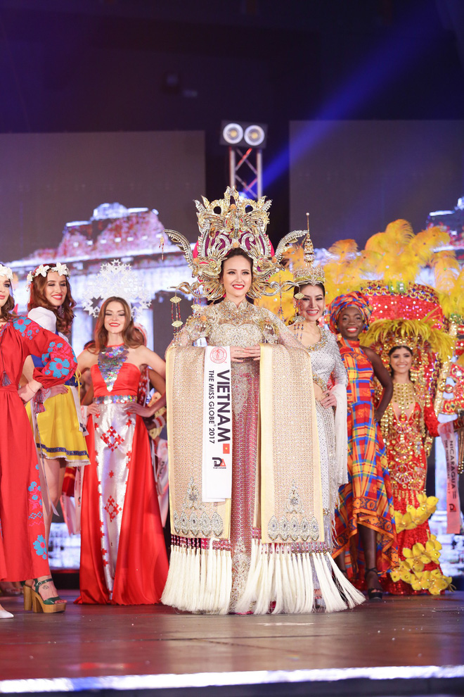 Trang phục dân tộc của Khánh Ngân hoành tráng và nổi bật trong đêm chung kết Hoa hậu Hoàn cầu 2017.