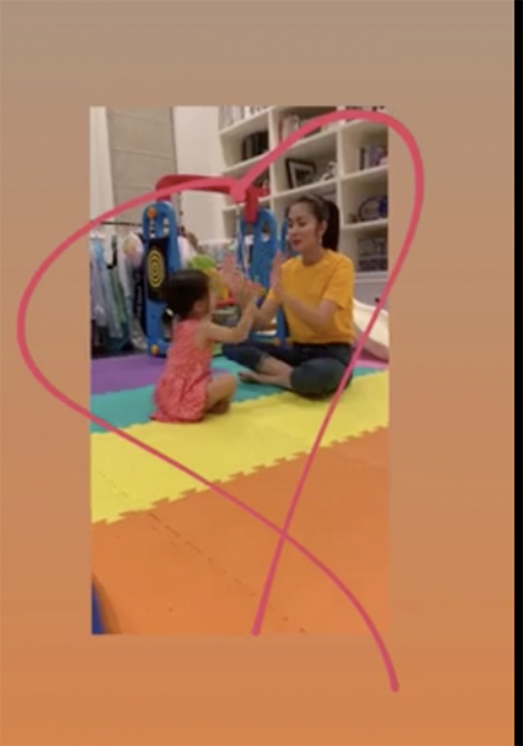 Mới đây nhất, Tăng Thanh Hà vừa đăng tải đoạn clip ghi lại khoảnh khắc ngôi chơi đập tay với công chúa Chloe. Qua đoạn clip được đăng tải, có thể thấy Chloe rất hào hứng, theo đó, nàng 