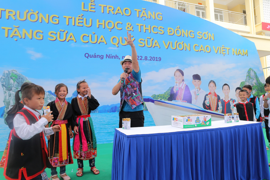 Nghệ sĩ Xuân Bắc, đại sứ chương trình Quỹ sữa Vươn cao Việt Nam giao lưu cùng các em học sinh tại chương trình.