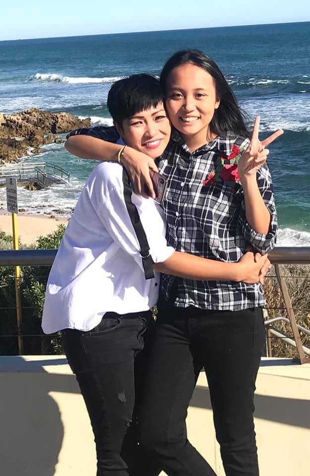 Đặc biệt, dòng trạng thái này được chú ý nhất là những tiết lộ của Phương Thanh về sự ra đời của con gái, nguyên nhân không thể dành cho con gái một gia đình trọn vẹn, tại đây, cô cũng tiết lộ về mối quan hệ với bố của bé Gà. Cụ thể, Phương Thanh trải lòng: