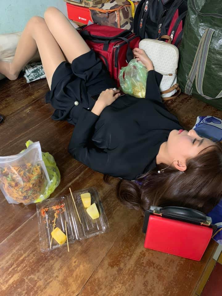 Nữ nghệ sĩ Tuyết Thu vừa chia sẻ sự thật đầy ngỡ ngàng về bà xã Lương Thế Thành - nữ diễn viên Thúy Diễm. Theo đó đăng tải dòng trạng thái kèm theo đó là loạt hình ảnh Thúy Diễm nằm lăn ra sàn ngủ, Tuyết Thu viết: