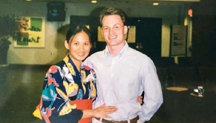 Thiri Thant Mon và chồng cũ Hồng Nhung từng có thời gian hẹn hò khi cô theo học ngành quản trị kinh doanh tại Đại học William & Mary, Hoa Kỳ.