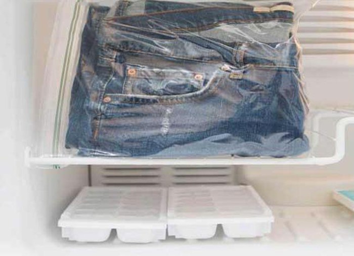 Cho quần Jean vào ngăn đá trước khi giặt giữ màu lâu hơn