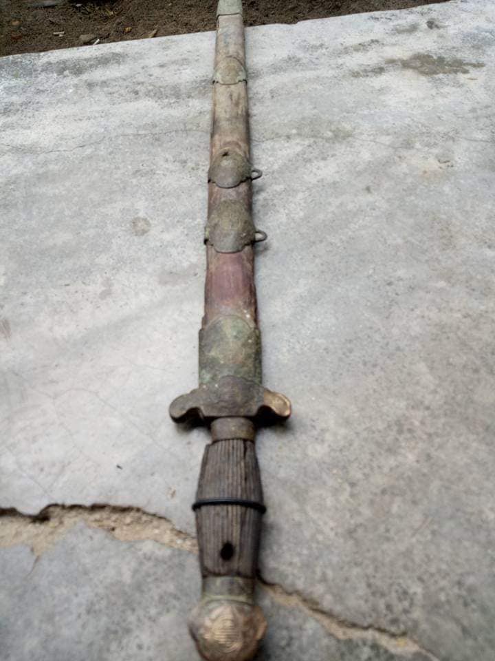 Hình ảnh thanh kiếm mà anh chàng tìm thấy khi đào móng nhà.