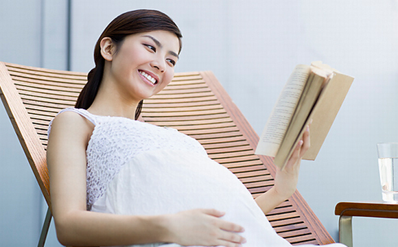 Đọc sách mỗi ngày giúp thai nhi thông minh