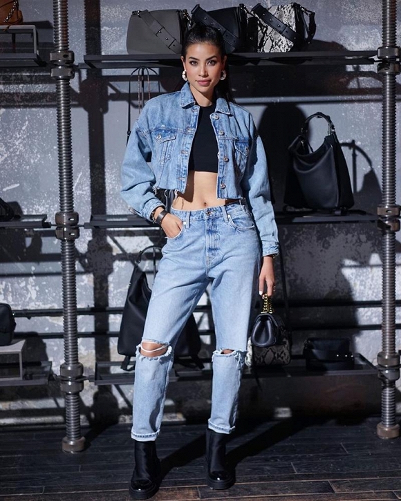 Hoa hậu 2015 nổi bật với set đồ jeans kết hợp crop-top gợi cảm trông vô cùng cá tính và chất chơi.
