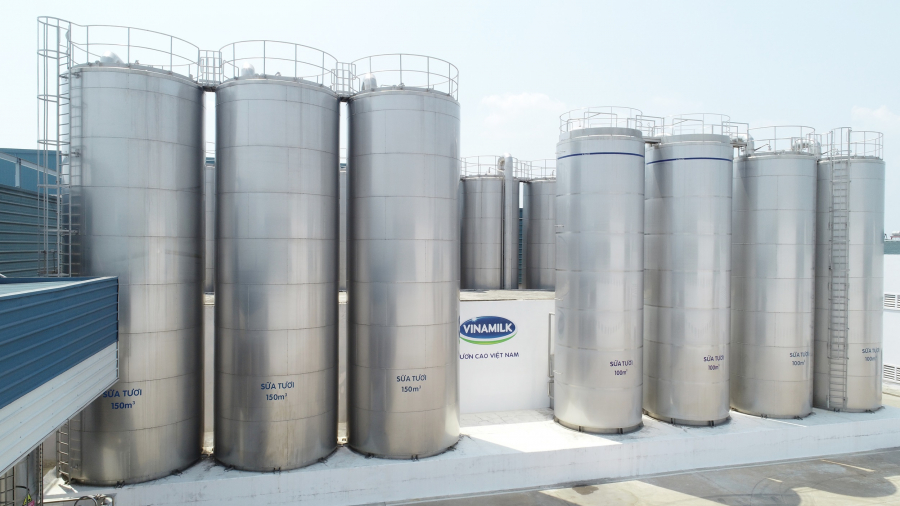 Hệ thống bồn chứa sữa tươi dùng cho sản xuất tại Siêu nhà máy Mega của Vinamilk tại Bình Dương.