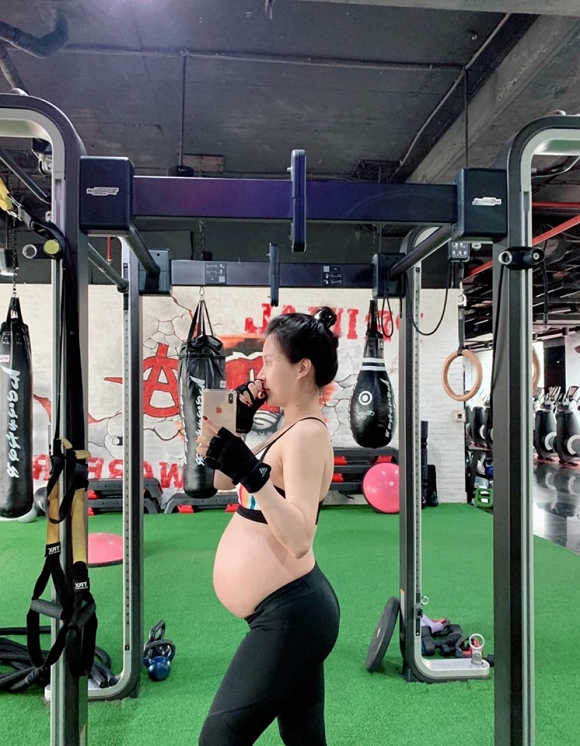 Vợ MC Thành Trung bụng bầu ''vượt mặt'' vẫn đến phòng gym, tiết lộ đã tăng 6kg.