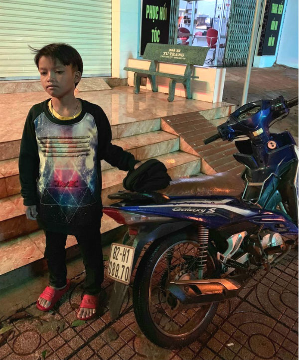 Bé trai tự ý lấy xe máy đi từ Kon Tum đến Đắk Lắk.