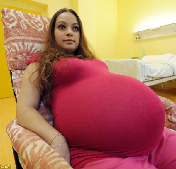 Bà mẹ trẻ không ngờ mình mang thai 5