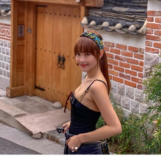 Trên trang instagram cá nhân, Minh Hằng đăng tải những hình ảnh trong chuyến nghỉ dưỡng tại xứ sở kim chi. Tuy nhiên, với hình ảnh nữ ca sĩ mặc áo hai dây lộ vòng một này nở ngay lập tức đã bị một dân mạng chê: 
