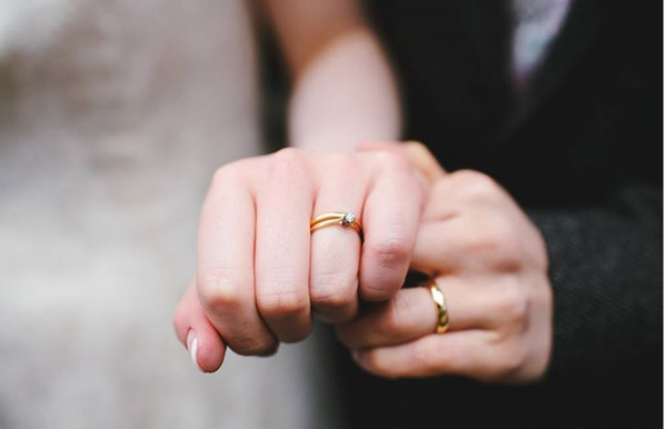 Nhẫn cưới là biểu tượng cho tình yêu, cho hôn nhân bền vững.