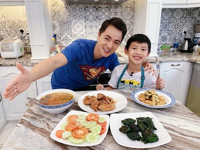 Đăng Khôi cùng con trai vào bếp
