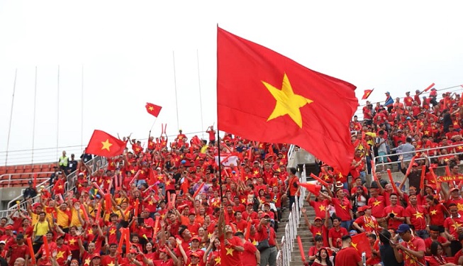 Cổ động viên Việt Nam nhuộm đỏ khán đài. (Ảnh: Thể thao văn hóa)