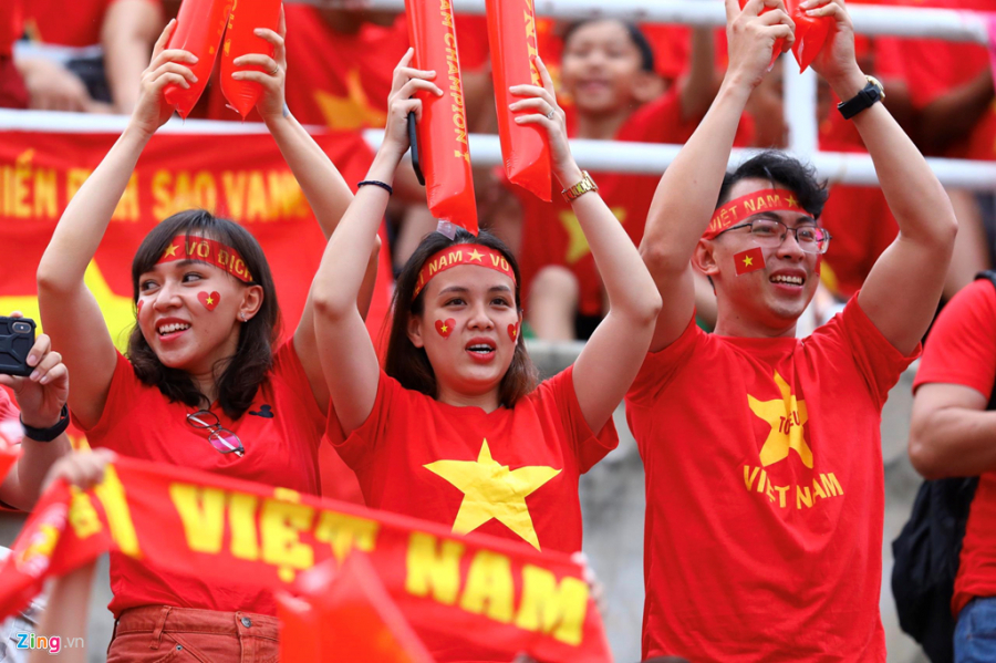 Hàng nghìn CĐV Việt Nam đã phủ đỏ góc khán đài sân vận động Thammasat. (Ảnh: Zing)