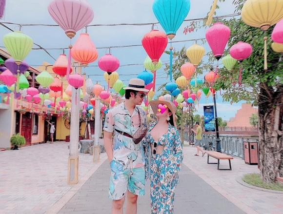 Vũ Hoàng Việt vừa có chuyến du lịch tại Đà Nẵng cùng bạn gái. Theo đó, nam siêu mẫu chia sẻ những hình ảnh tình cảm bên bạn gái nóng bỏng nhưng vẫn nhất quyết không công khai gương mặt người yêu vì sợ sẽ ảnh hưởng đến đời tư của cô.