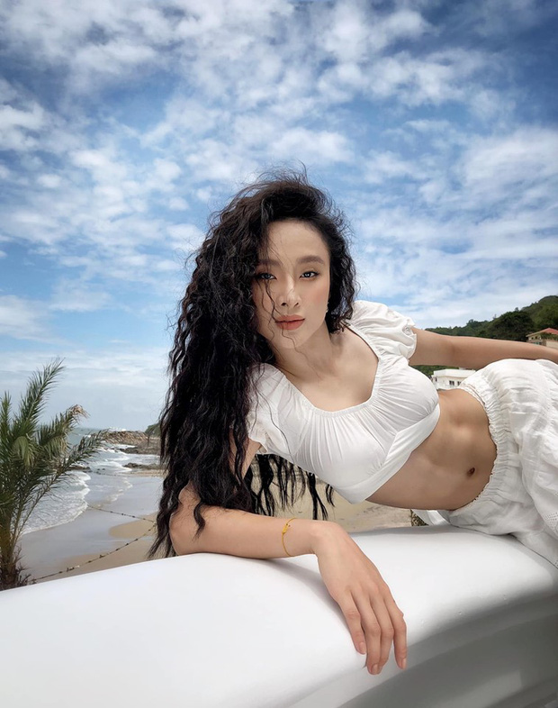 Mới đây nhất, người hâm mộ được phen thỏa lòng khi lâu lắm mới thấy Angela Phương Trinh khoe body với vòng eo thon gọn, cơ bụng săn chắc múi nào ra múi đấy. Trước những hình ảnh xinh đẹp này của