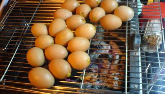 Trứng gà nướng than