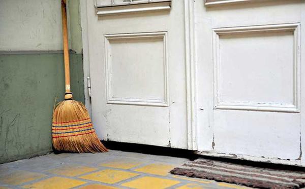 Mở cửa ra thấy chổi quét nhà tán lộc