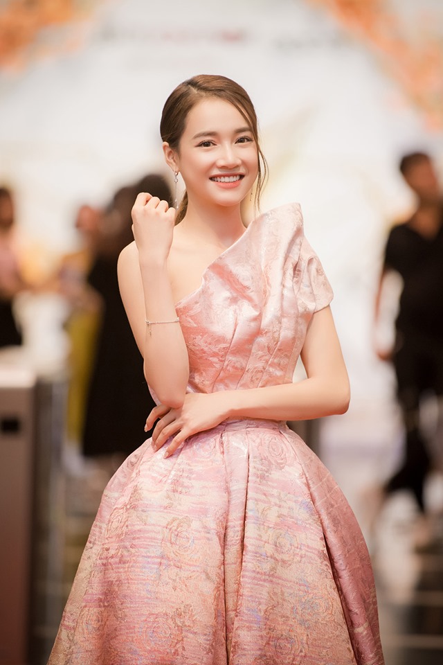Nhã Phương cho biết từ khi lên chức mẹ, cô dần có những thay đổi, nữ diễn viên thấy mình nhẹ nhàng hơn, sống tình cảm hơn. Nữ diễn viên tiết lộ: