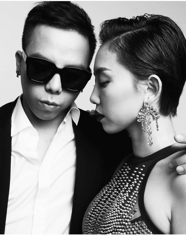 Mới đây, cả hai đã làm người hâm mộ thoả lòng khi Hoàng Touliver chia sẻ bức ảnh tình tứ bên Tóc Tiên, kèm dòng hashtag đầy thân thiết #withmyhomie (Tạm dịch: đồng đội của tôi). Chỉ sau vài phút đăng tải, bức ảnh đã nhận về hơn 11.000 lượt thích và hàng trăm lượt bình luận, chia sẻ. Rất nhiều khán giả đều bày tỏ sự vui mừng vì cuối cùng Hoàng Touliver cũng chịu đăng ảnh bên Tóc Tiên, sau thời gian dài cả hai không chia sẻ hình ảnh chung.