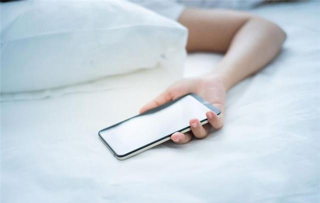 Hãy tránh xa điện thoại khi ngủ